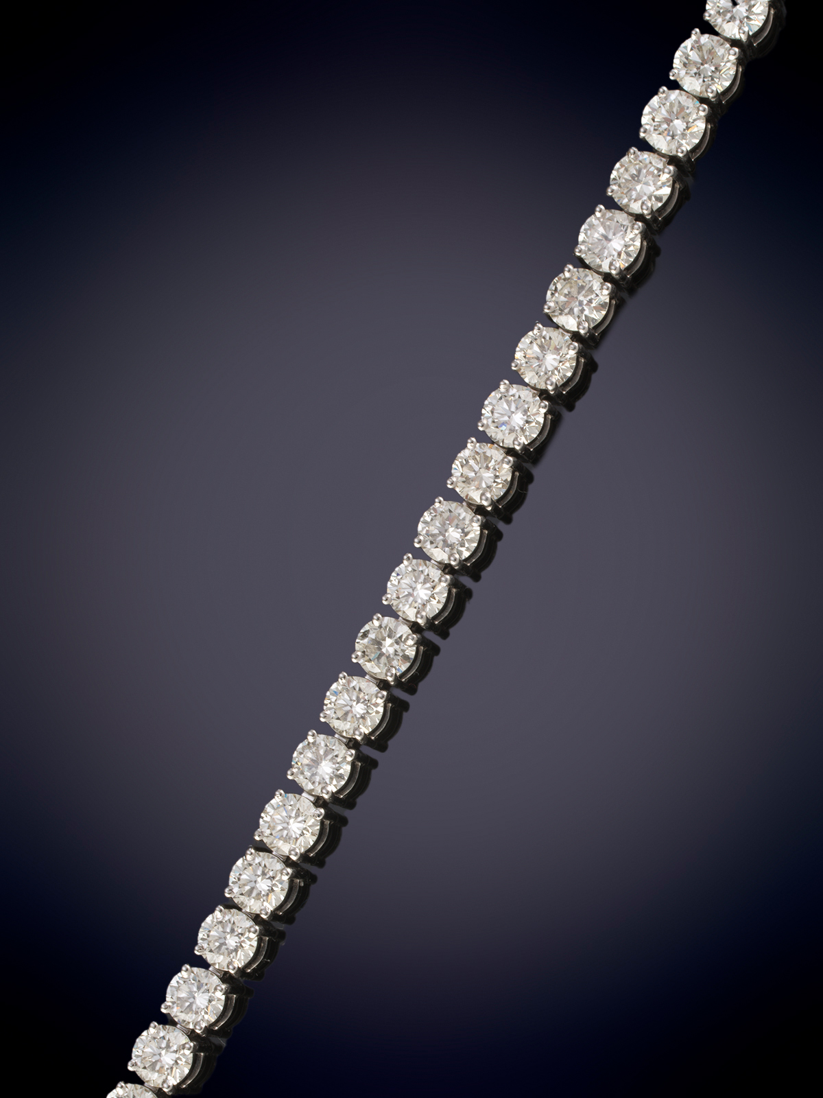 ELEGANTE RIVIERE DE BRILLANTES CON UN PESO TOTAL DE 9CT. APROX DE GRAN CALIDAD SOBRE UNA MONTURA DE...