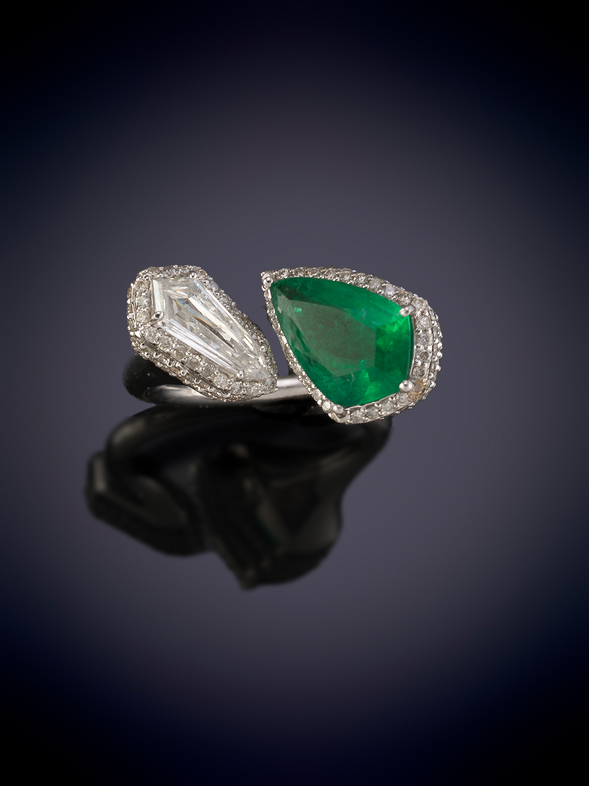 MODERNA SORTIJA TU Y YO CON UNA BELLA ESMERALDA DE BELLO COLOR DE 2,20CT. APROX. Y DIAMANTE DE...