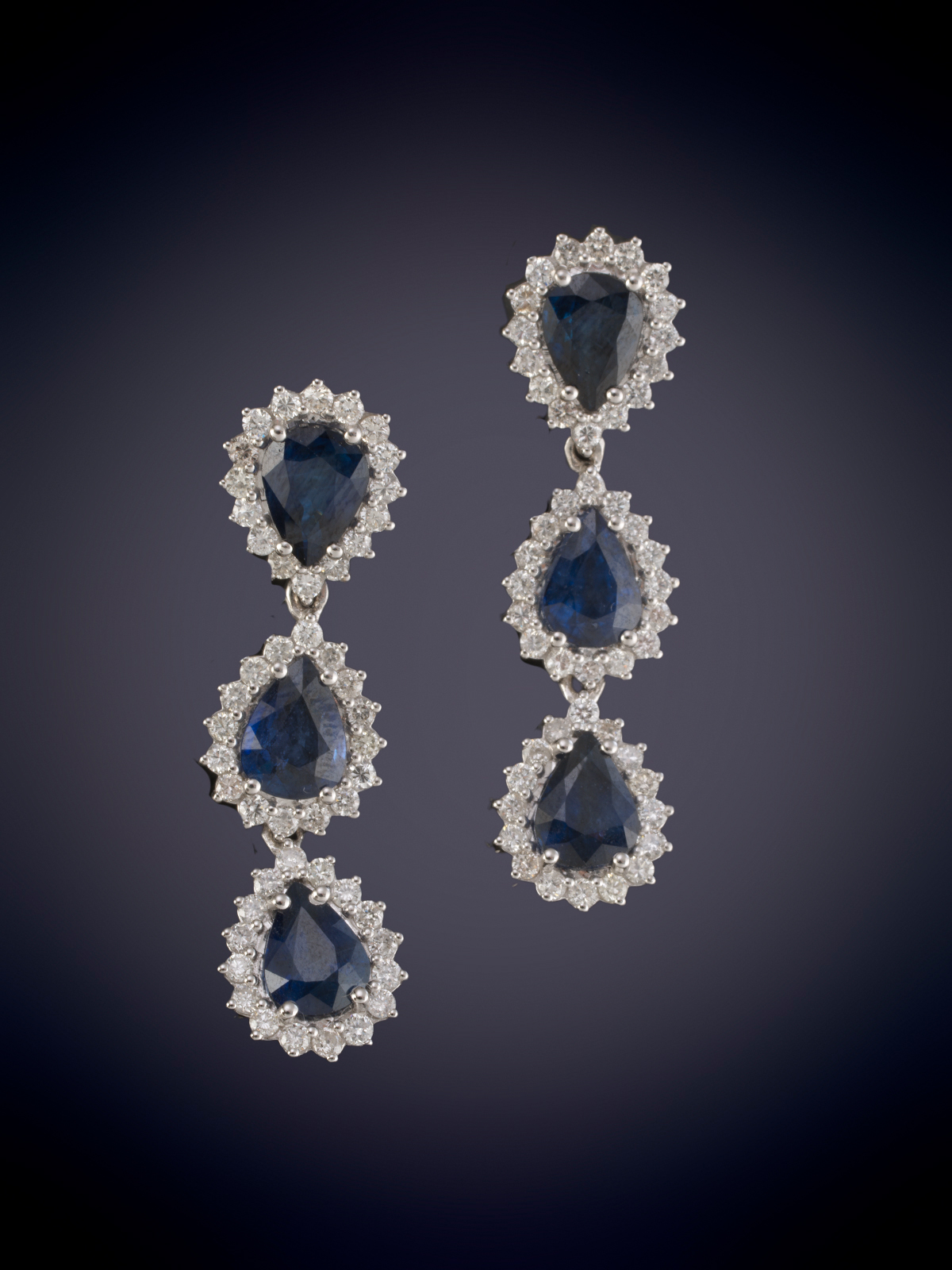 ELEGANTES PENDIENTES LARGOS CON ROSETONES DE ZAFIROS Y BRILLANTES. Montura en oro blanco18 k.