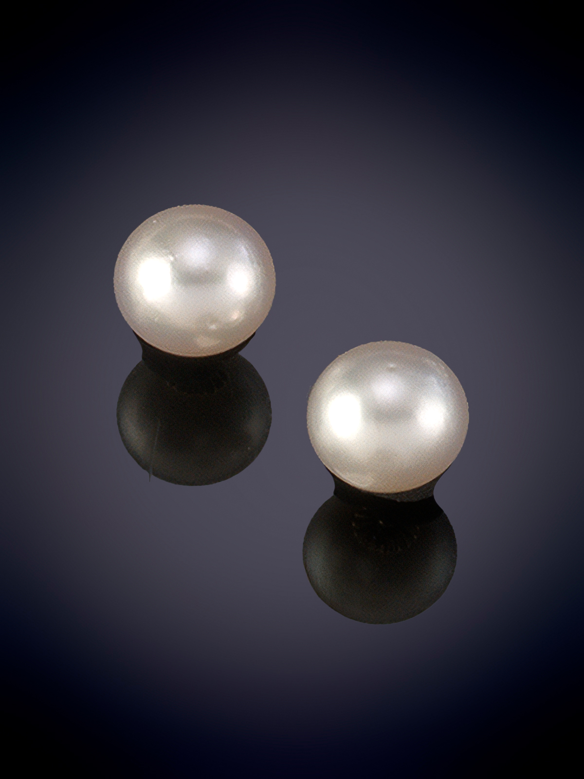 PENDIENTES DE PERLAS AUSTRALIANAS DE 11 MM DE DIÁMETRO, DE BELLO ORIENTE. Sobre una montura de oro...