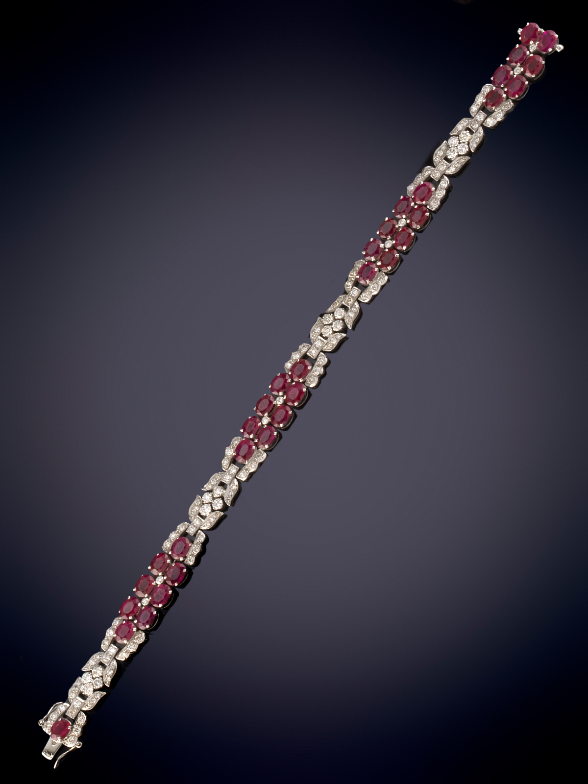 BELLA PULSERA DE BRILLANTES Y RUBÍES TALLA OVAL CALIDAD EXTRA. Montura en oro blanco 18k.
Peso...