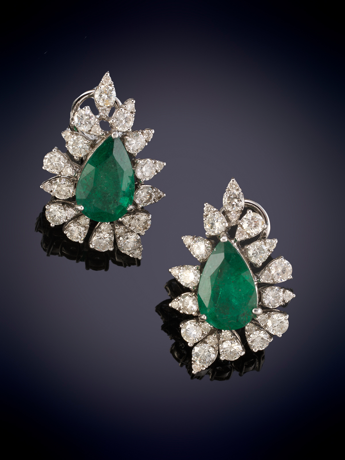 ELEGANTES PENDIENTES DE ESMERALDAS, TALLA PERA, CALIDAD EXTRA DE BELLO COLOR E INTENSA...
