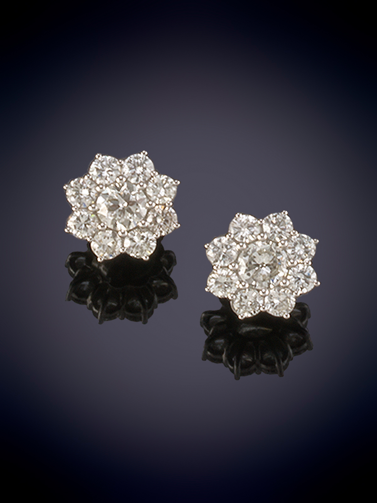 BELLOS PENDIENTES EN FLOR DE BRILLANTES CON UNO CENTRAL DE 0.75ct aprox. Montura en oro blanco...