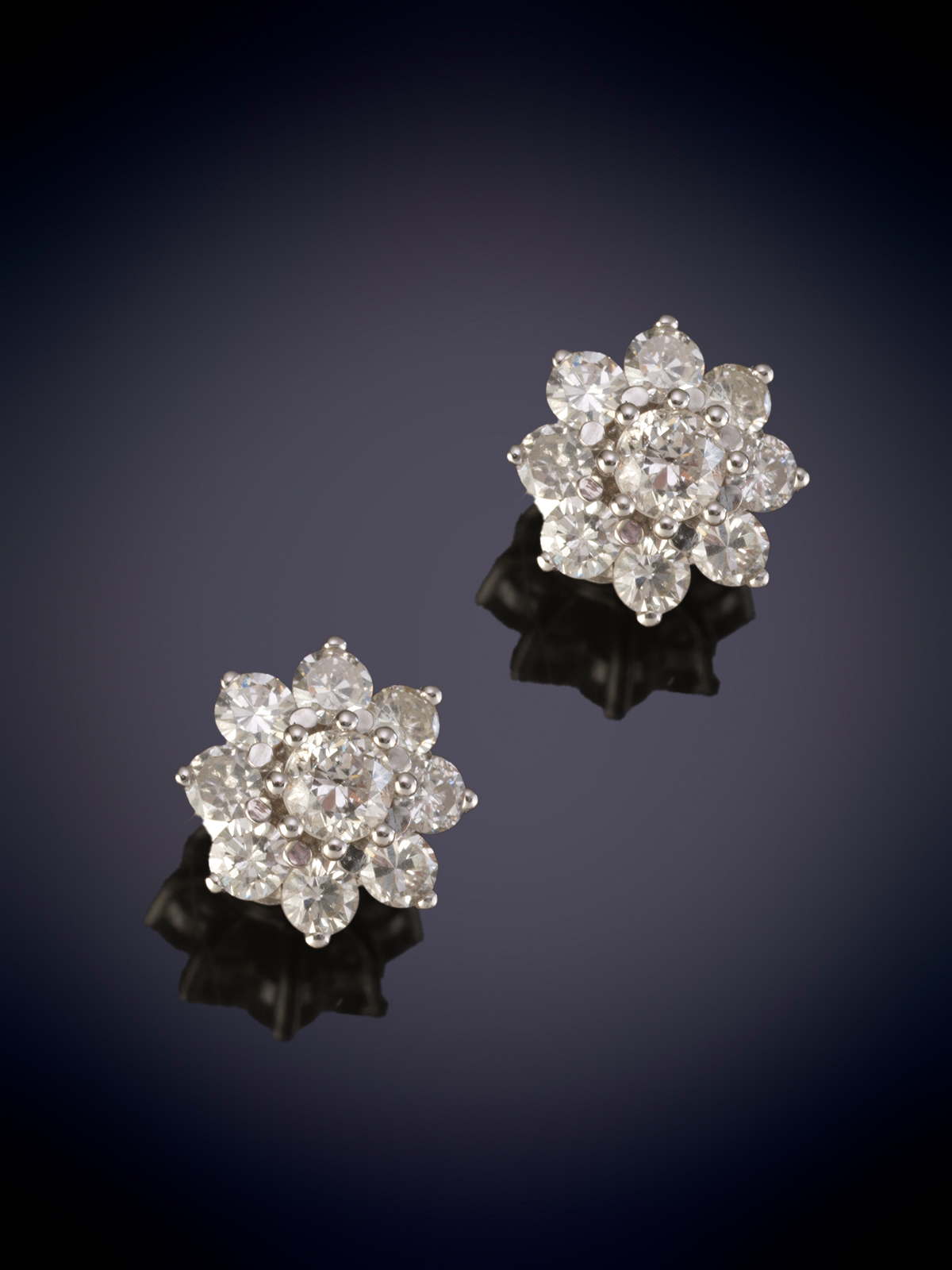 ELEGANTES PENDIENTES FLOR DE BRILLANTES. Montura en oro blanco 18k.