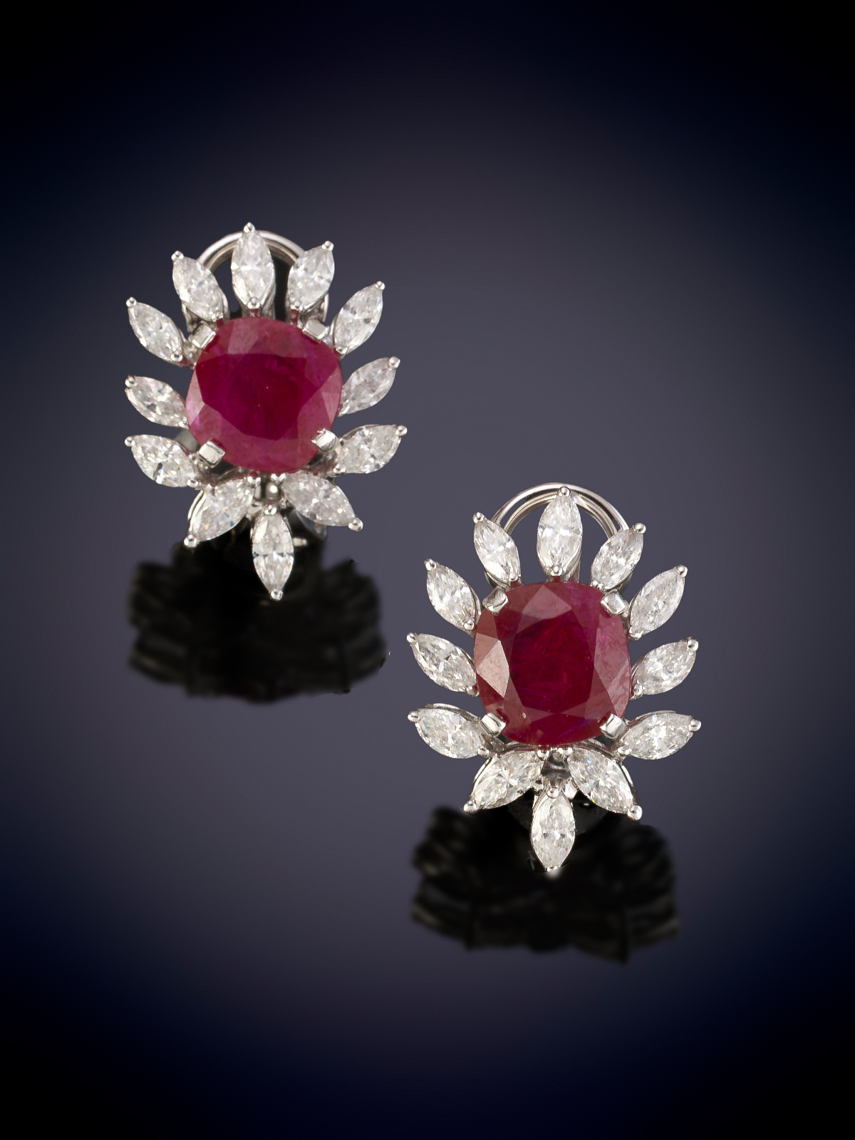 ELEGANTES PENDIENTES CON CENTRO DE RUBÍES, CON UN PESO TOTAL DE 5,12CT. APROX ORLADOS POR DIAMANTES...