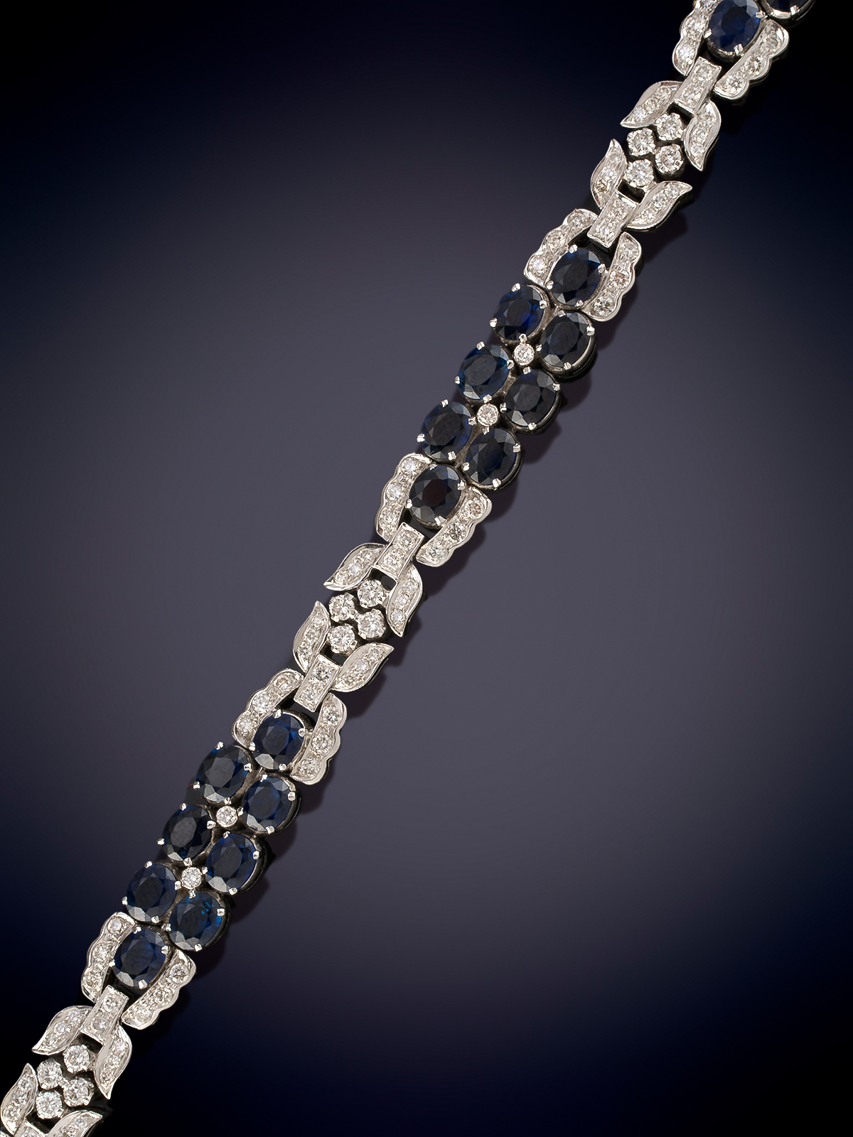 ELEGANTE PULSERA DE ZAFIROS, TALLA OVAL UNIDOS POR MOTIVOS GEOMÉTRICOS DE BRILLANTES. Pieza de alta...