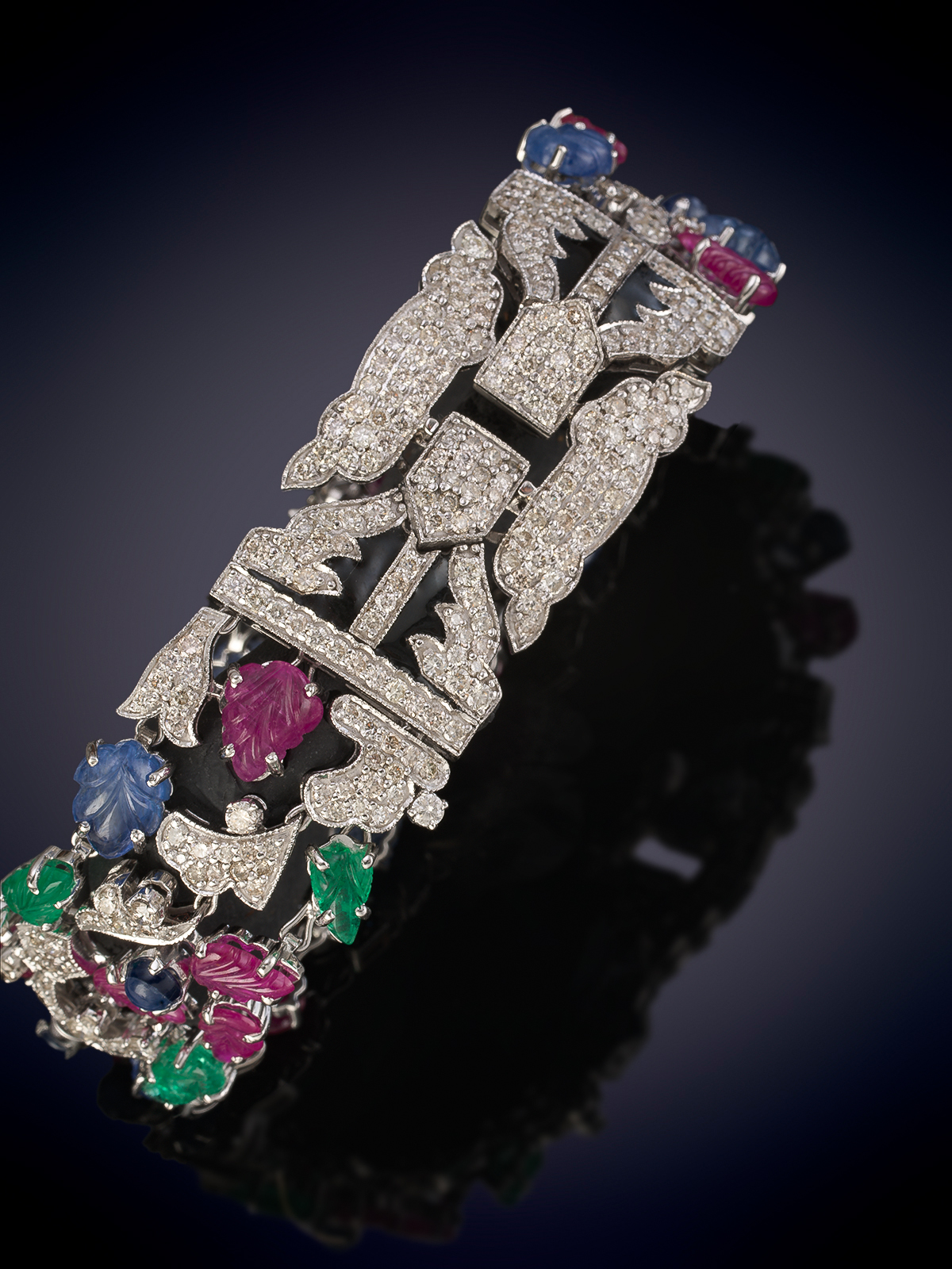 BELLO BRAZALETE TUTTI-FRUTTI DE ESMERADADAS, RUBÍES Y ZAFIROS EXQUISITAMENTE TALLADAS EN FORMA DE...