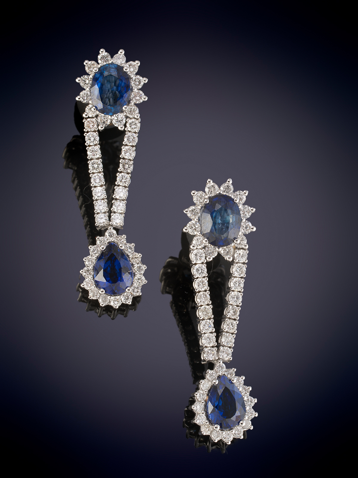ELEGANTES PENDIENTES LARGOS CON  ROSETÓN DE ZAFIROS Y BRILLANTES CON DOBLE HILERA DE BRILLANTES....