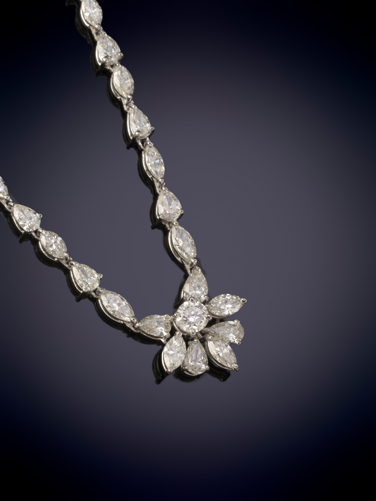 EXQUISITA GARGANTILLA DE DIAMANTES, TALLA MARQUISSE Y BRILLANTE, DE GRAN CALIDAD, CON UN PESO TOTAL...