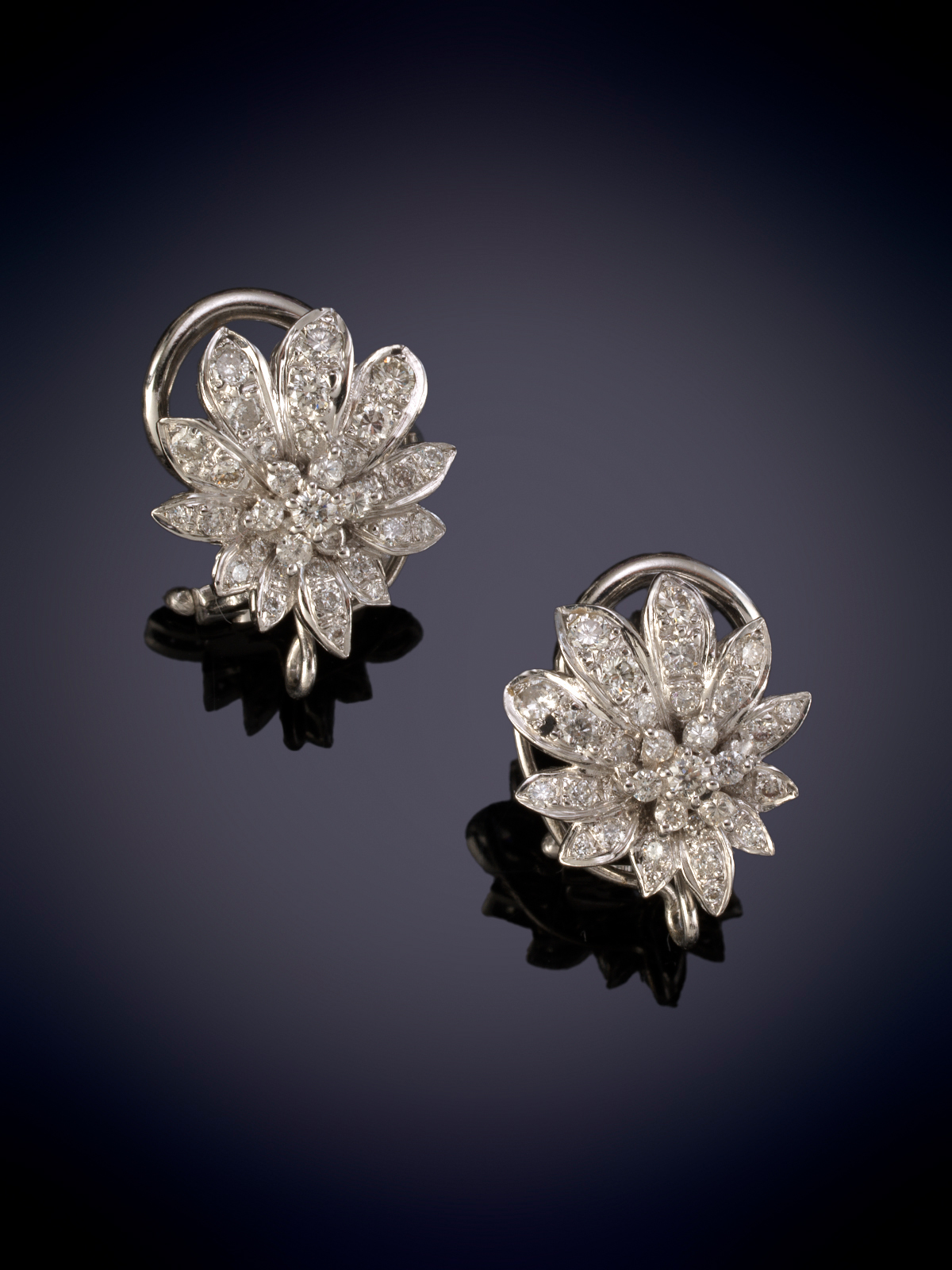 PENDIENTES DE BRILLANTES 0.66 ct EN FLOR. Montura en oro blanco 18k.