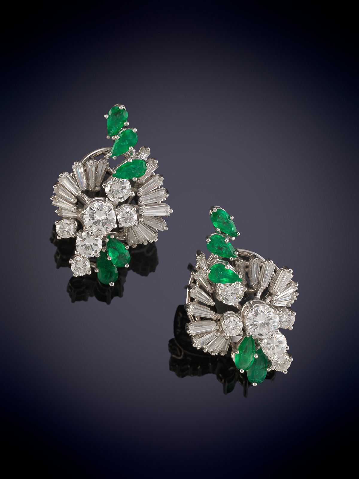 BELLOS PENDIENTES, DISEÑO AÑOS 70, CON ESMERALDAS Y DIAMANTES TALLA BAGUETTE DONDE DESTACAN...