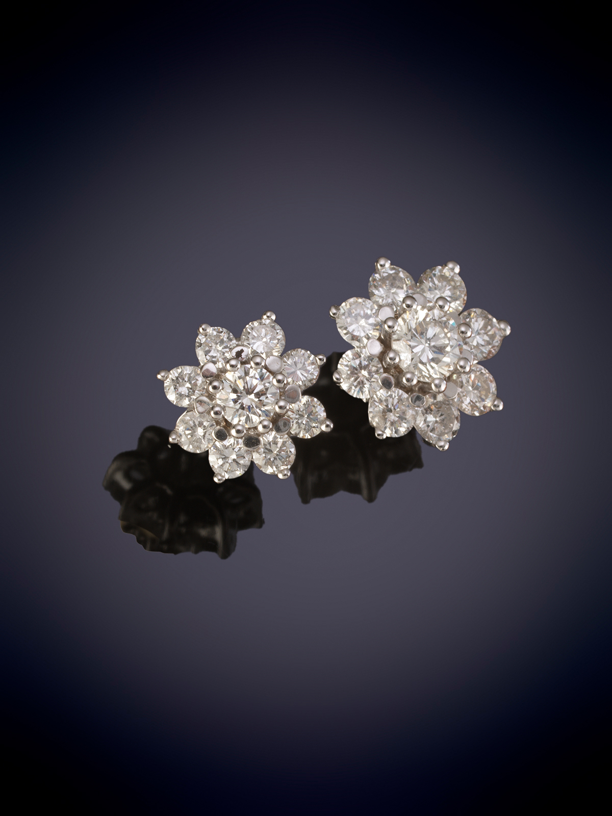 PENDIENTES ROSETÓN DE BRILLANTES sobre una montura de garras en oro blanco de 18k.