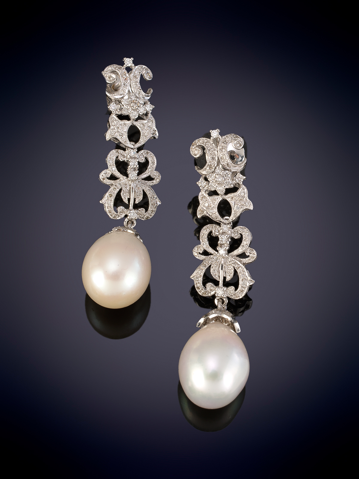 ELEGANTES PENDIENTES LARGOS DE FLORES CALADAS EN BRILLANTES CON CAIDA DE PERLA AUSTRALIANA  Montura...