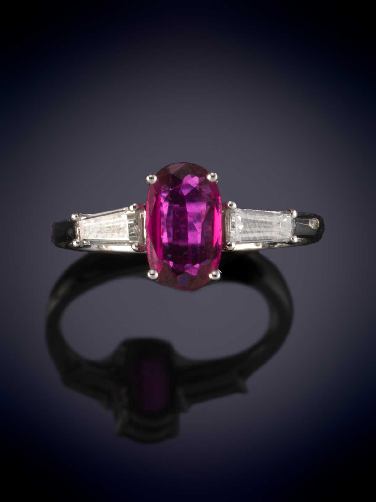 SORTIJA CON UN BELLO RUBI TALLA OVAL FLANQUEADO POR DIAMANTES, TALLA TRAPECIO, SOBRE UNA MONTURA DE...