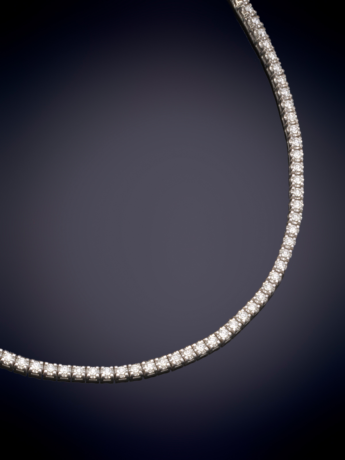 ELEGANTE GARGANTILLA RIVIERE DE BRILLANTES SOBRE UNA MONTURA DE GARRAS EN ORO BLANCO DE 18K.