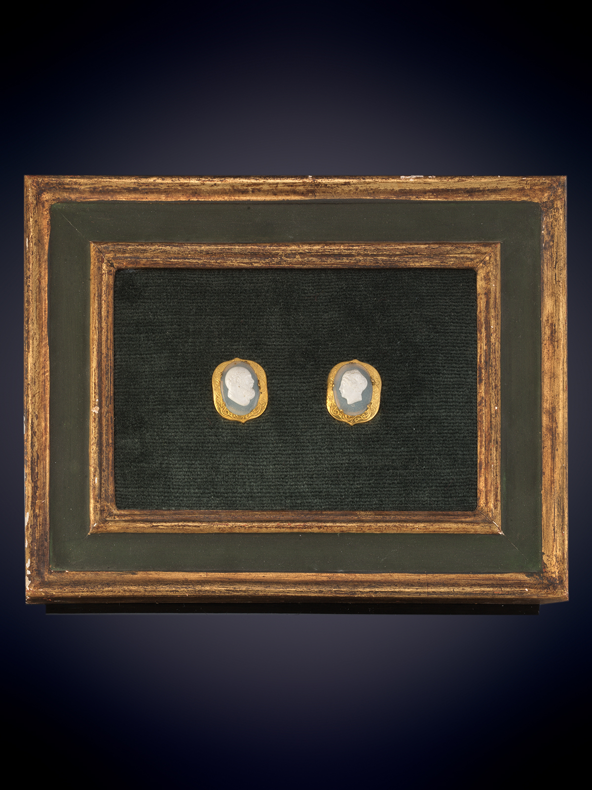 Pequeña pareja de exquisitos broches S.XIX en ágata bicolor de perfiles de caballero y dama c.1850....