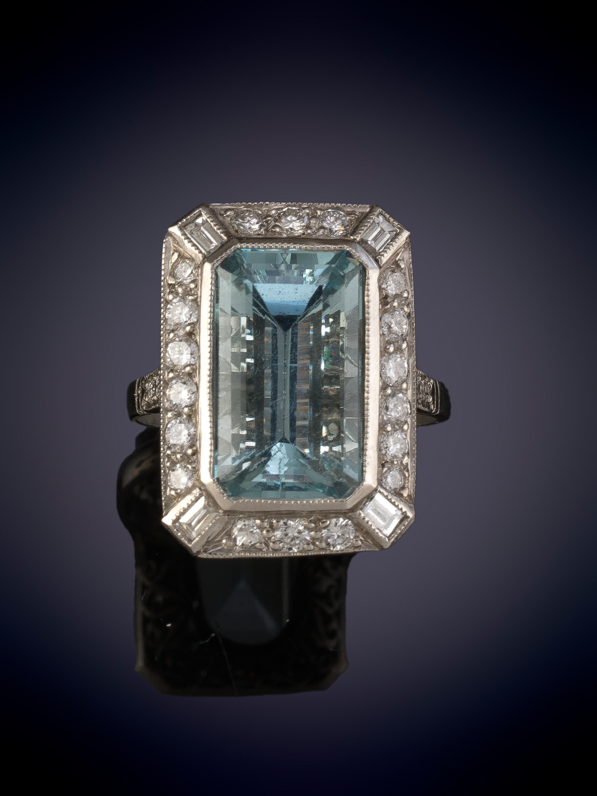 ELEGANTE SORTIJA LANZADERA DE AGUAMARINA 6ct ORLADA POR DIAMANTES. Montura en platino.