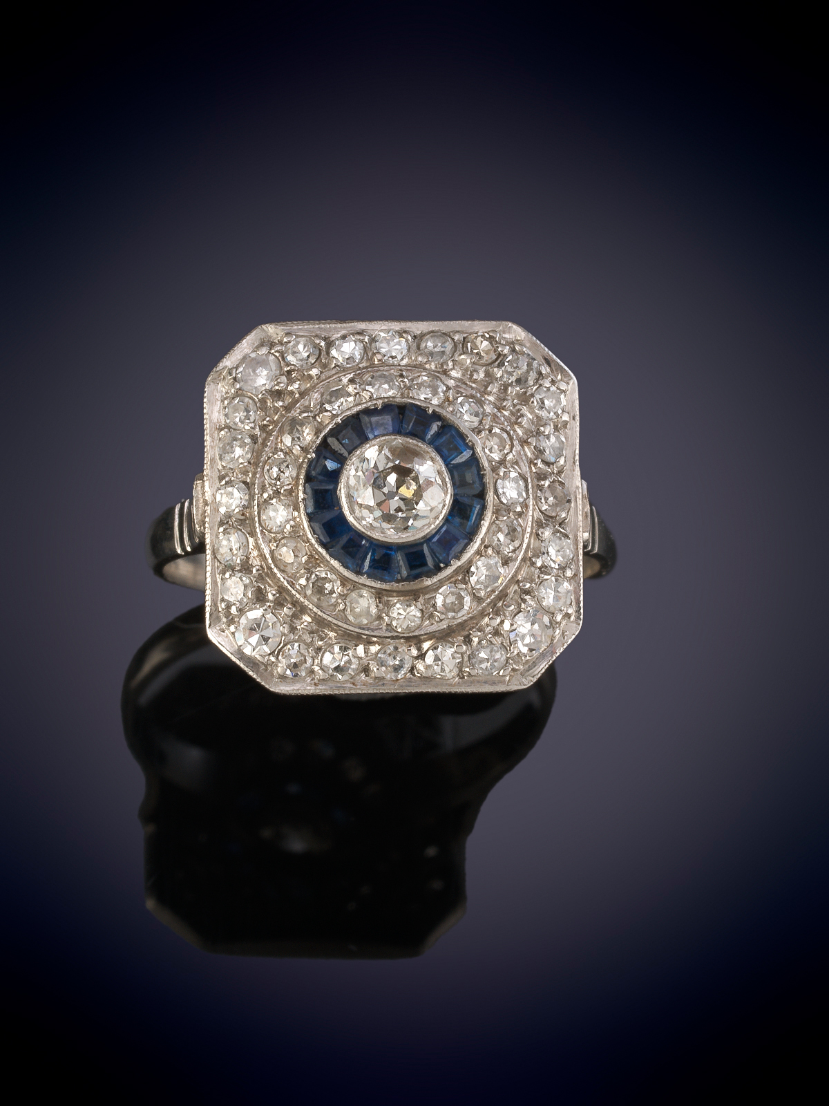ELEGANTES SORTIJA ESTILO ART DECÓ EN OJO DE PERDIZ CON ZAFIROS ALIBRADOS Y DOBLE ORLA DE DIAMANTES...