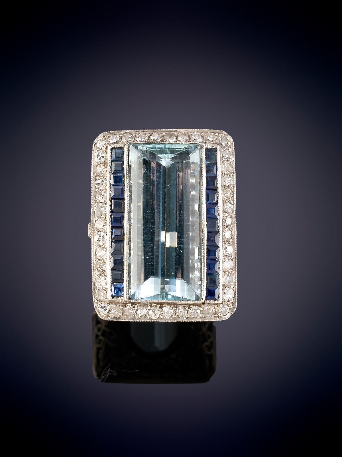 BELLA SORTIJA LANZADERA DE AGUAMARINA FLANQUEADA POR ZAFIROS Y ORLADA POR DIAMANTES TALLA ANTIGUA....