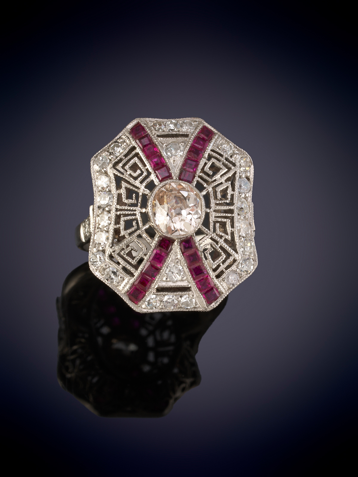 SORTIJA ESTILO ART DECÓ CALADA CON DIAMANTES TALLLA ANTIGUA Y RUBÍES CALIBRADFOS EN HILERA. Montura...
