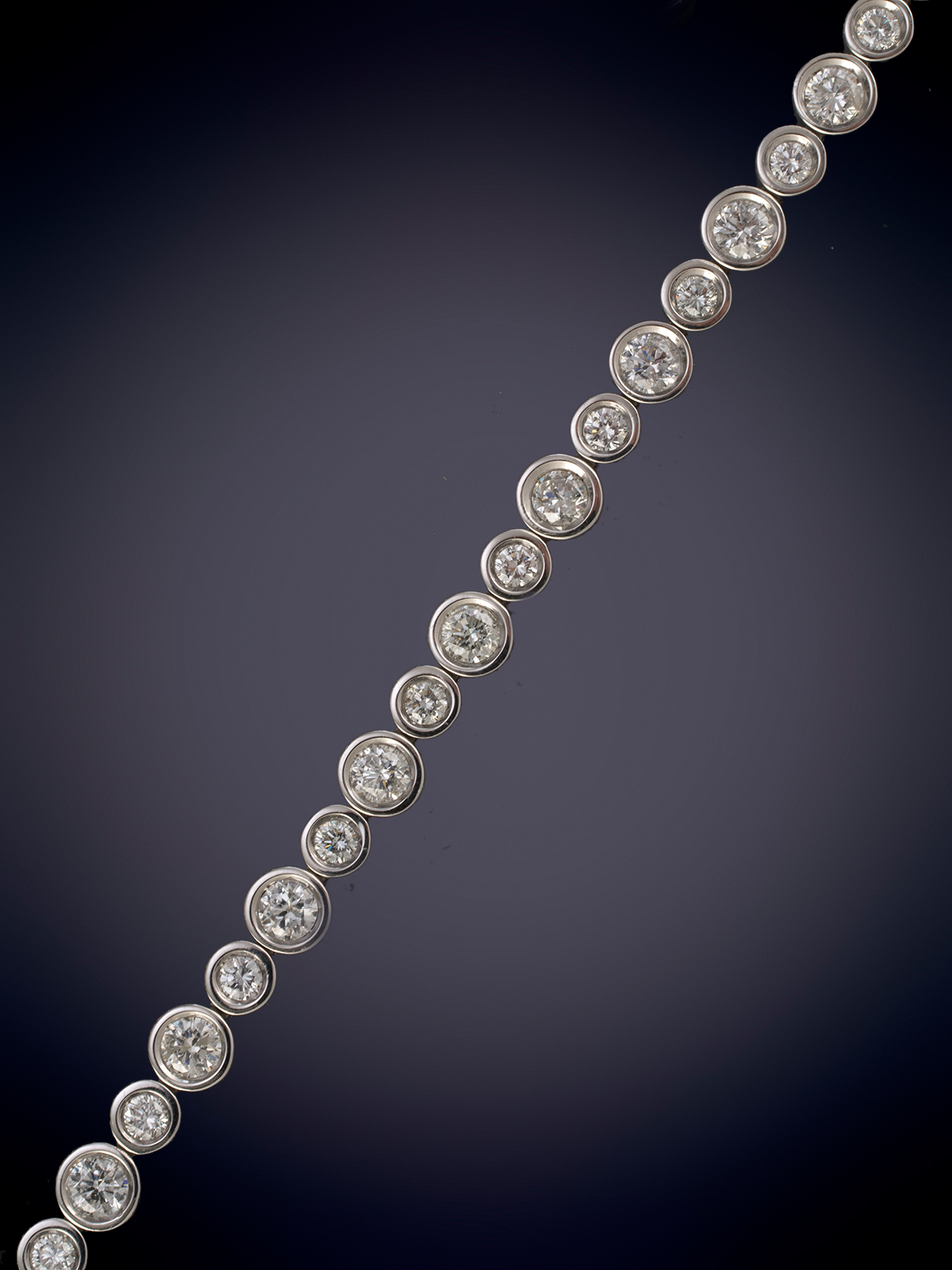 ELEGANTE PULSERA RIVIERE DE BRILLANTES EN CHATON DE DIFERENTES TAMAÑOS. Montura en oro blanco de...