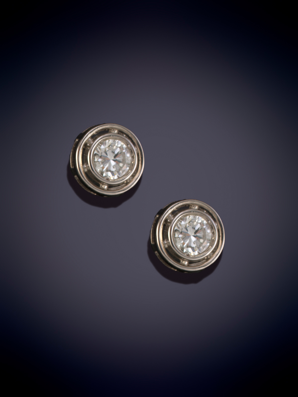 PENDIENTES DE BRILLANTES EN CHATÓN 0.8ct aprox. Montura en oro blanco de 18k.