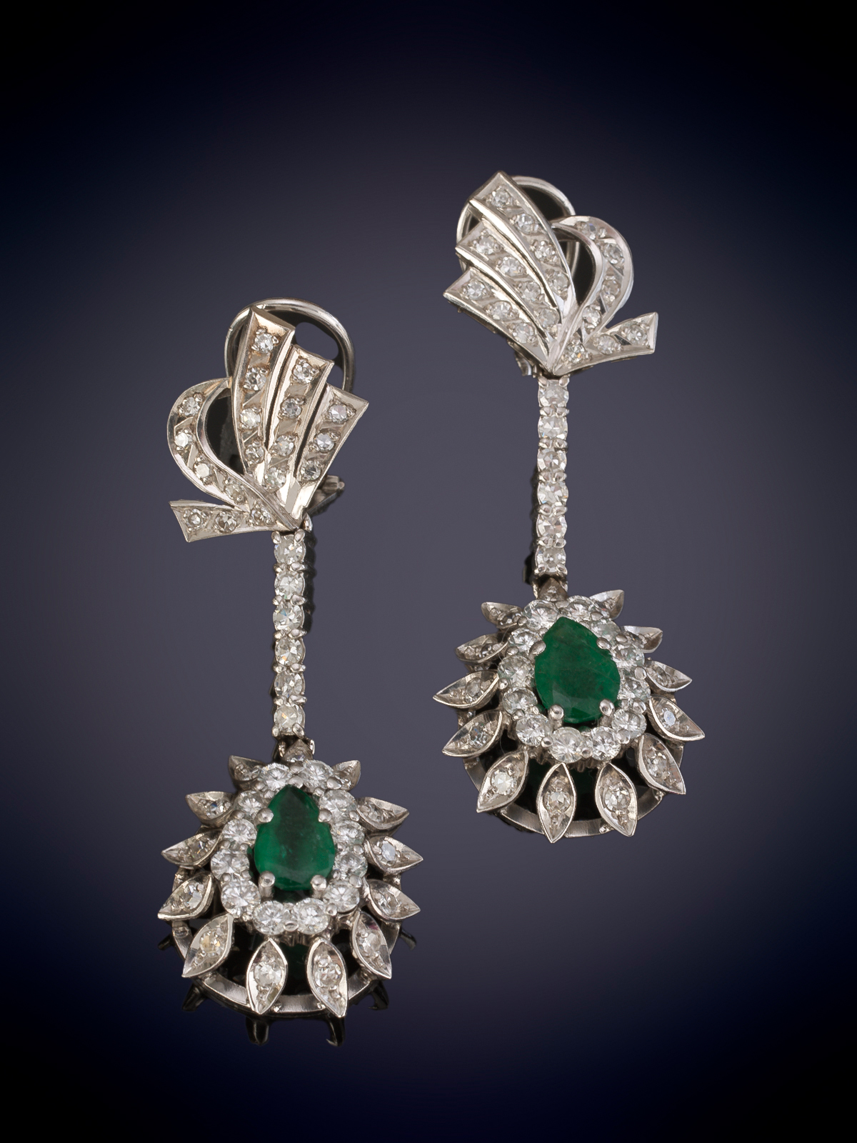 ELEGANTES PENDIENTES  DE BRILLANTES EN HILERA CON GRAN ROSETÓN DE ESMERALDA TALLA PERA Y DOBLE ORLA...