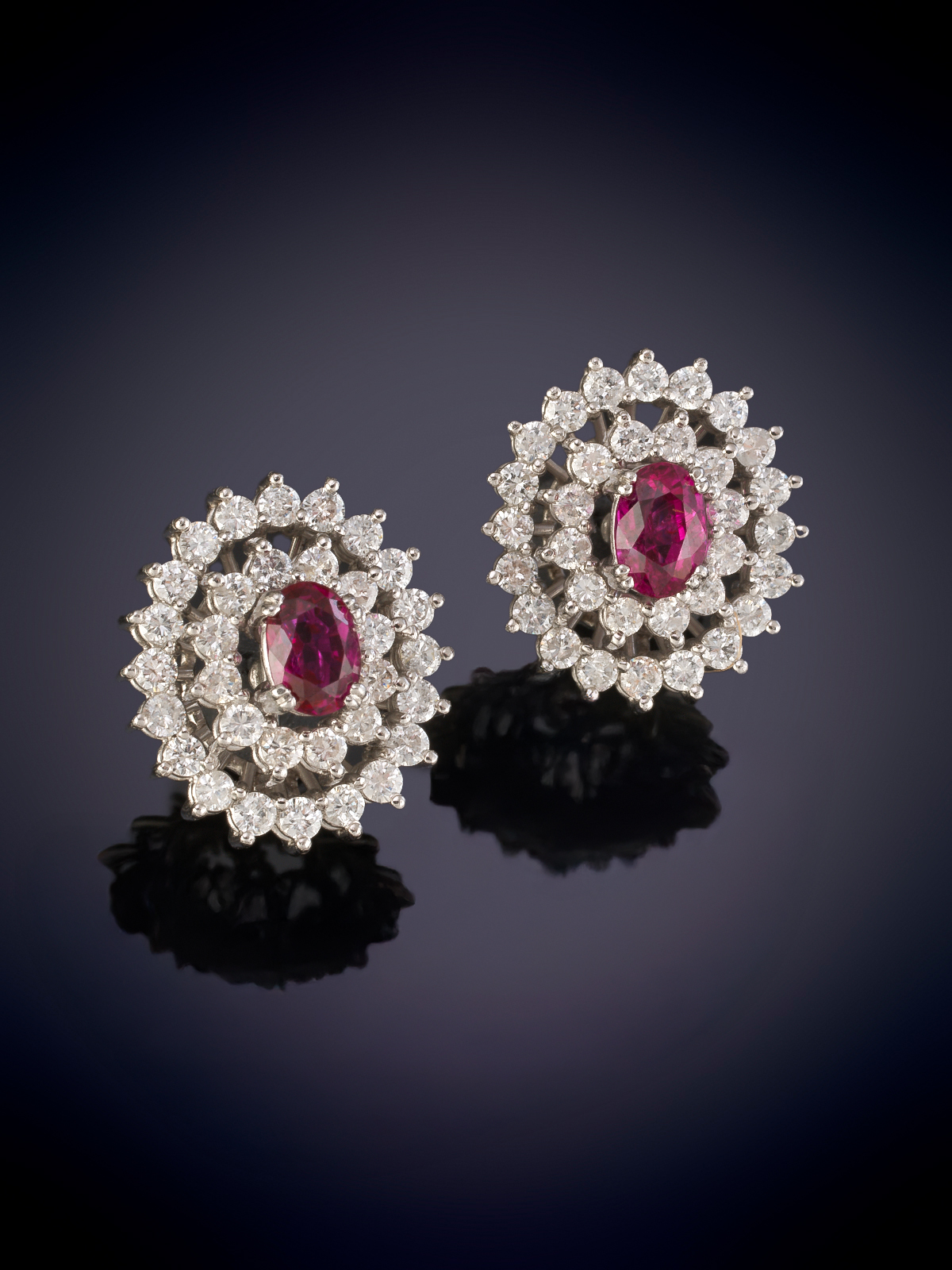 BELLOS PENDIENTES DE RUBÍ CON DOBLE ORLA DE BRILLANTES. Montura en oro blanco de 18k.