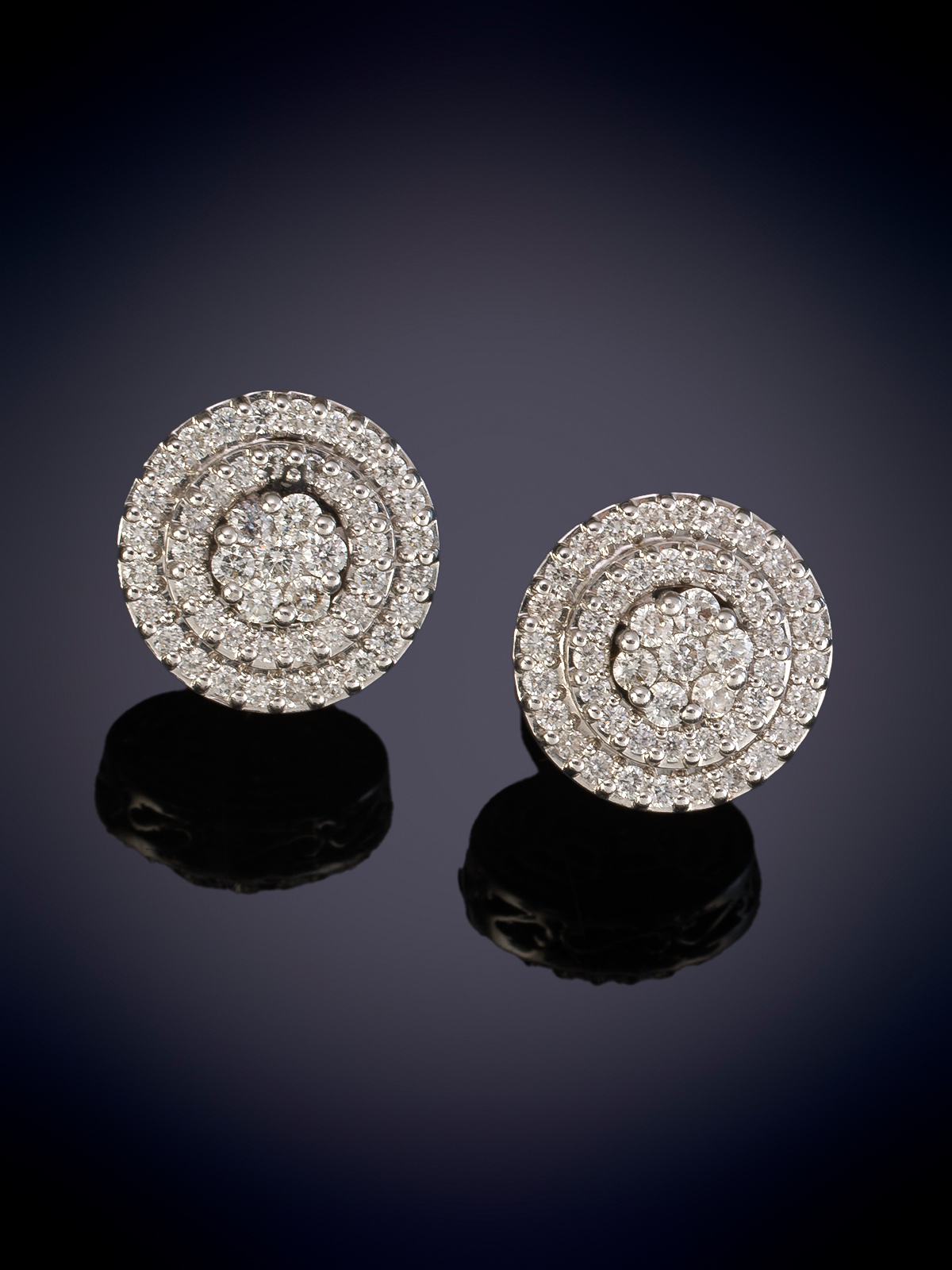 PENDIENTE ROSETÓN CON DOBLE ORLA DE BRILLANTES. Montura en oro blanco de 18k.