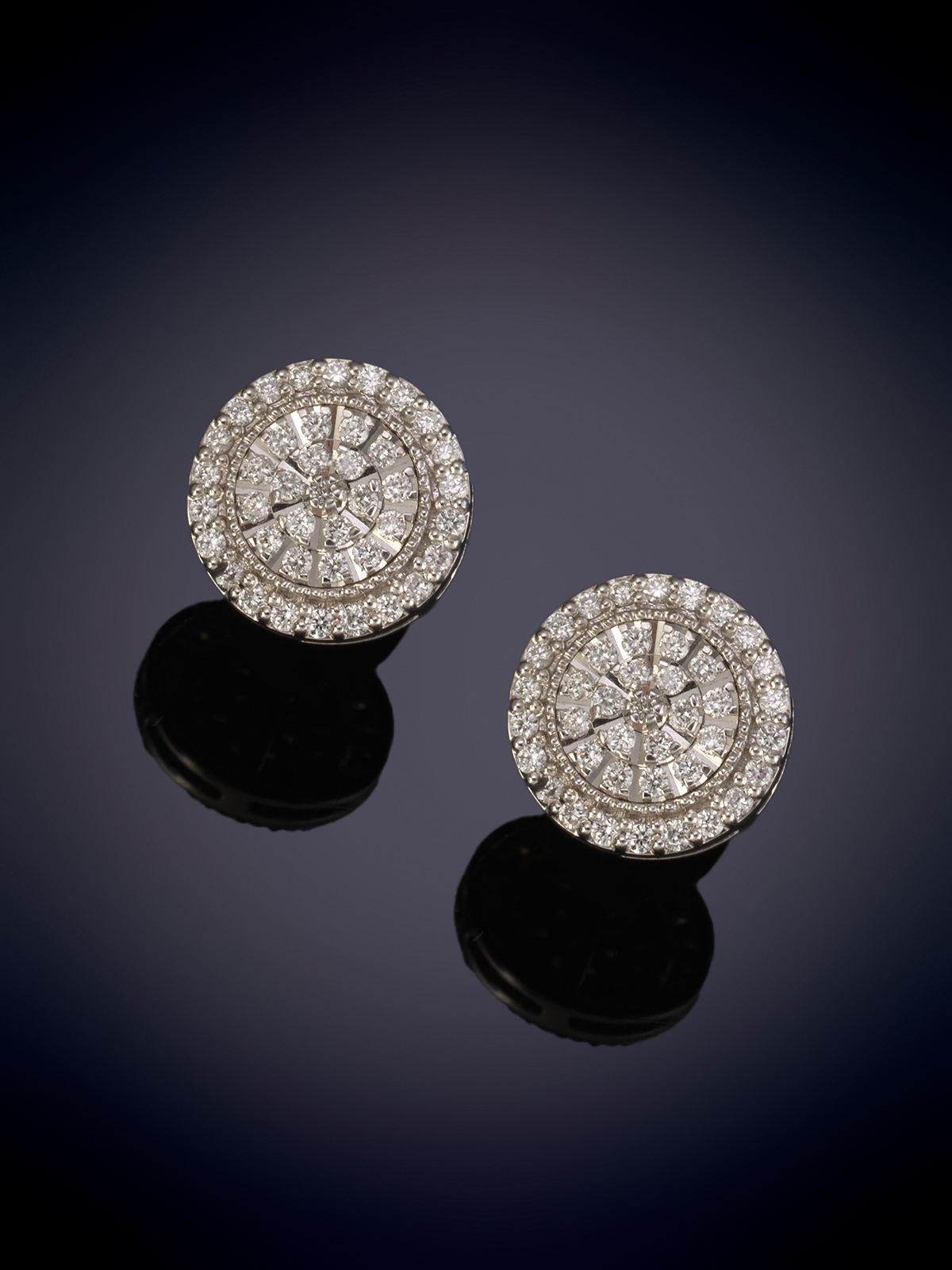 PENDIENTES ESTILO ROSETÓN CON BRILLANTES.  Montura en oro blanco de 18k.