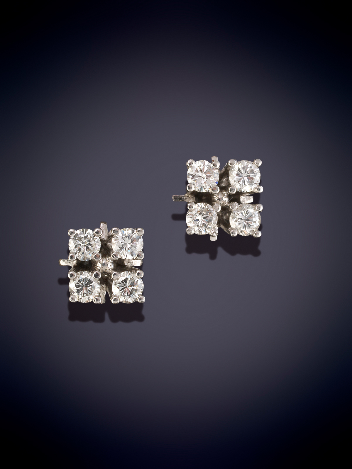 PENDIENTES DE BRILLANTES EN CRUZ . Montura en altas garras de oro blanco 18k.
Peso total de...