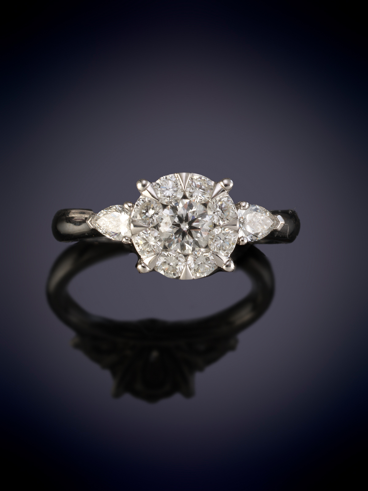 ELEGANTES SORTIJA DE ROSETON DE BRILLANTES FLANQUEADO POR DIAMANTES TALLA PERA. Montura en oro...