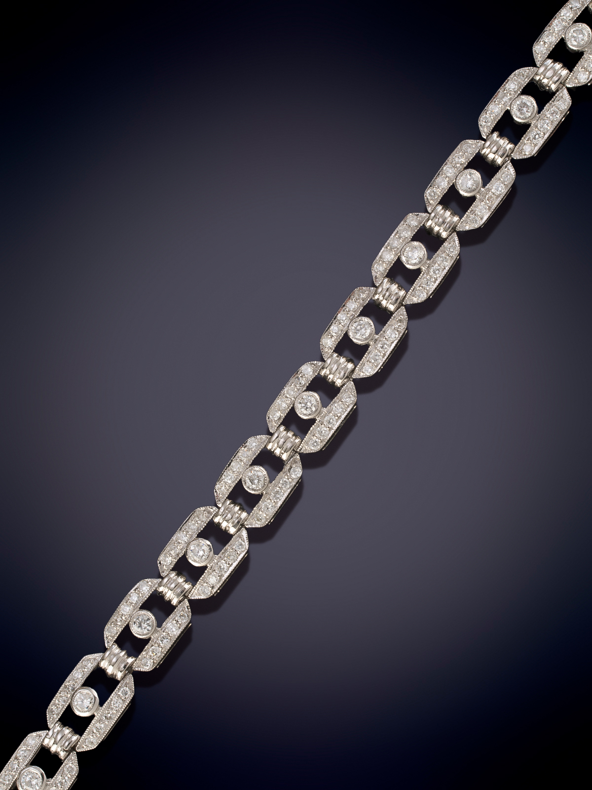 ELEGANTE PULSERA DE ESLABONES GEOMÉTRICOS CON DETALLES DE BRILLANTES . Montura en oro blanco...