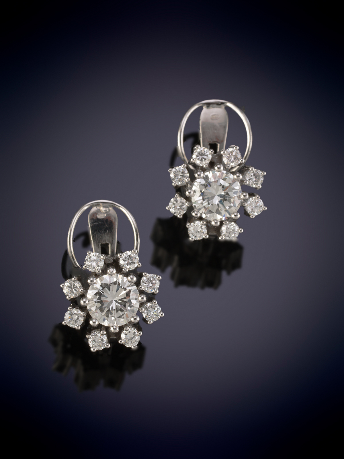BELLOS PENDIENTES DE BRILLANTES EN FLOR. Montura en oro blanco 18k.
Peso total de...