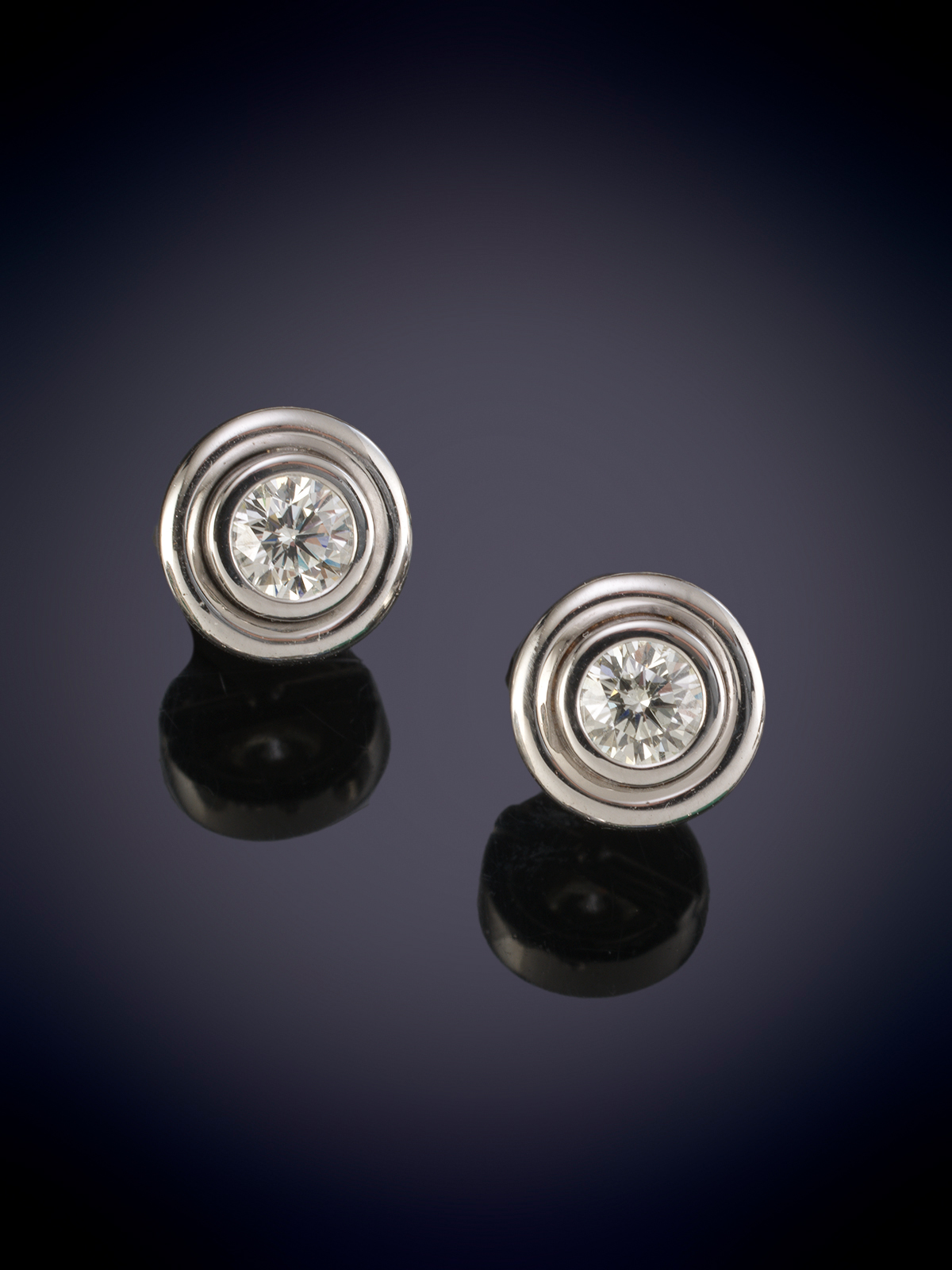 PENDIENTES DE BRILLANTES EN CHATÓN. Montura en oro blanco 18k.
Peso total de brillantes: 1ct aprox