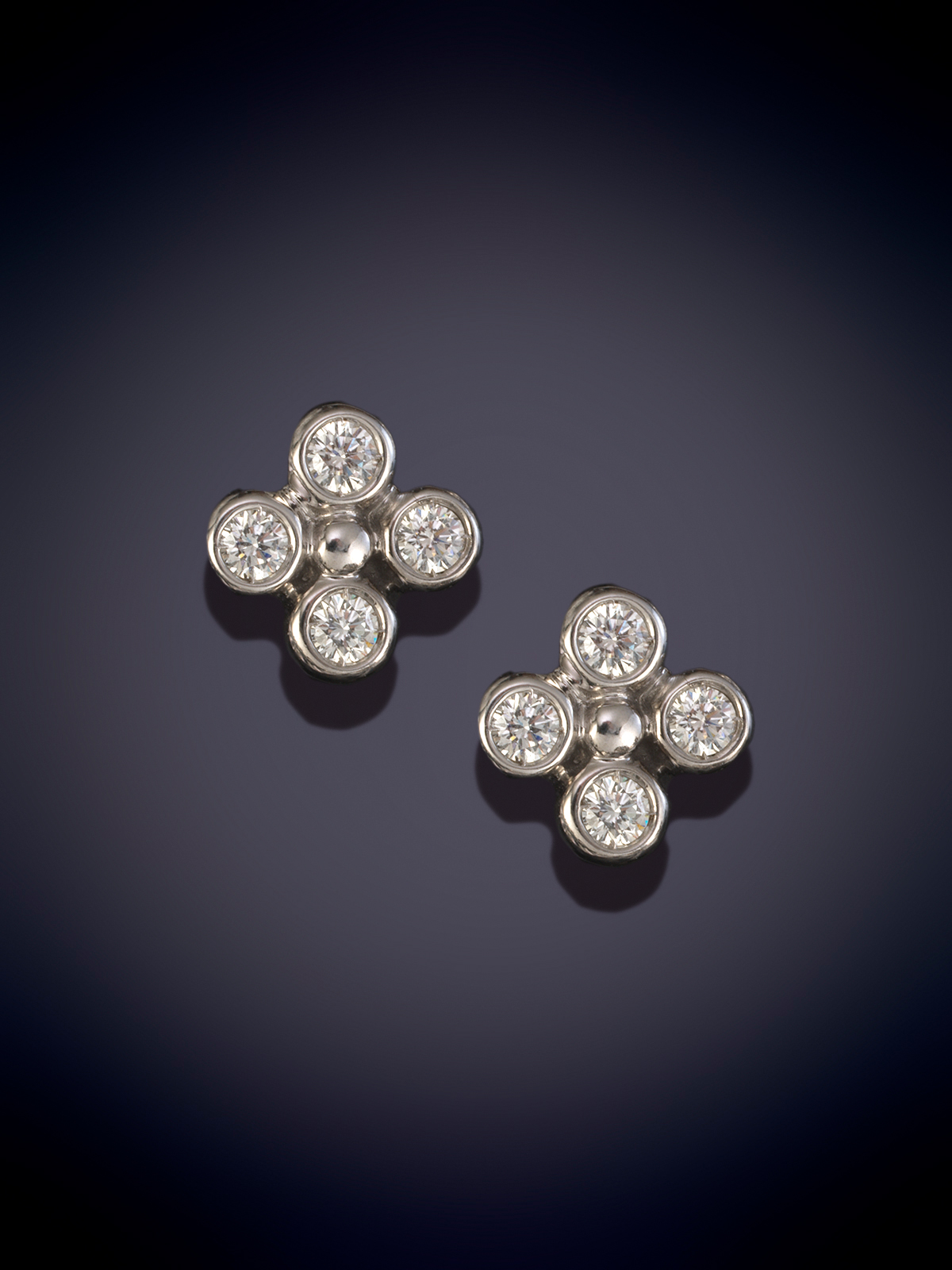 FINOS PENDIENTES DE BRILLANTES FORMADO FLOR. Montura en oro blanco 18k.
