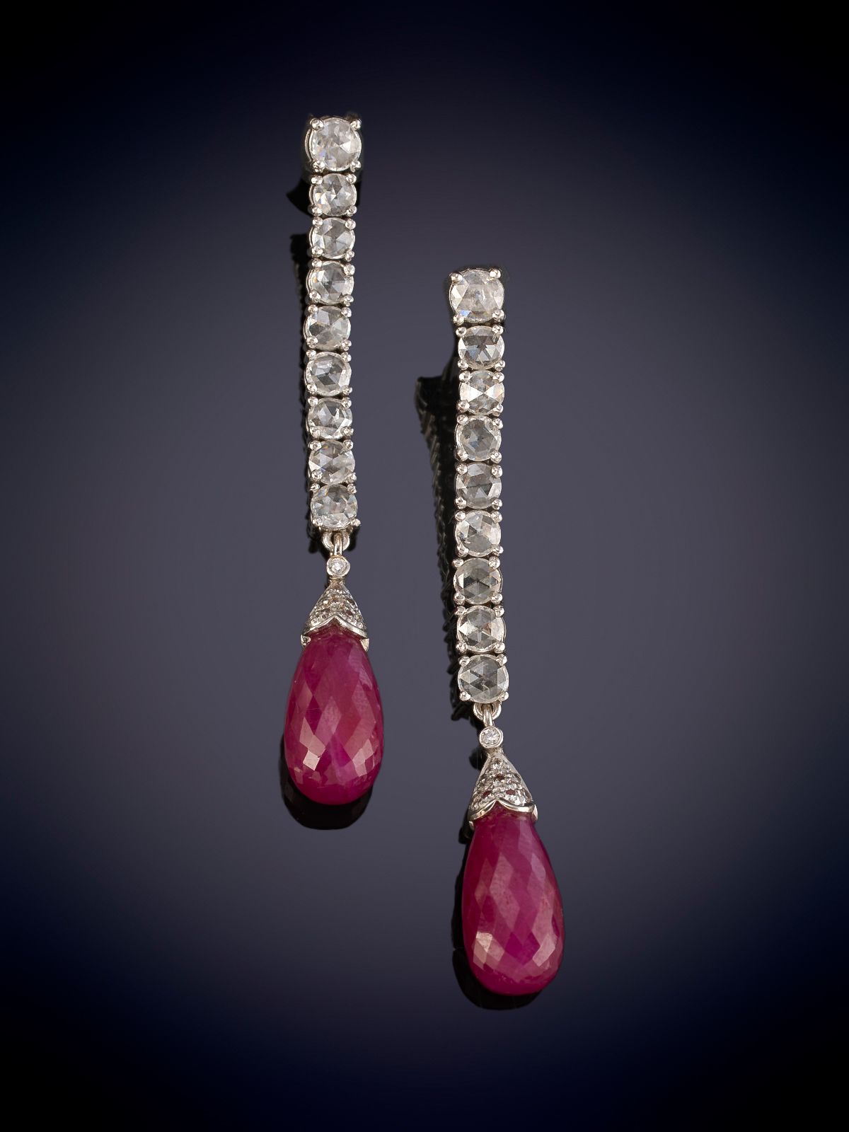 Pendientes largos de diamantes talla antigua que sujetan una bella pareja de briolettes de rubíes....