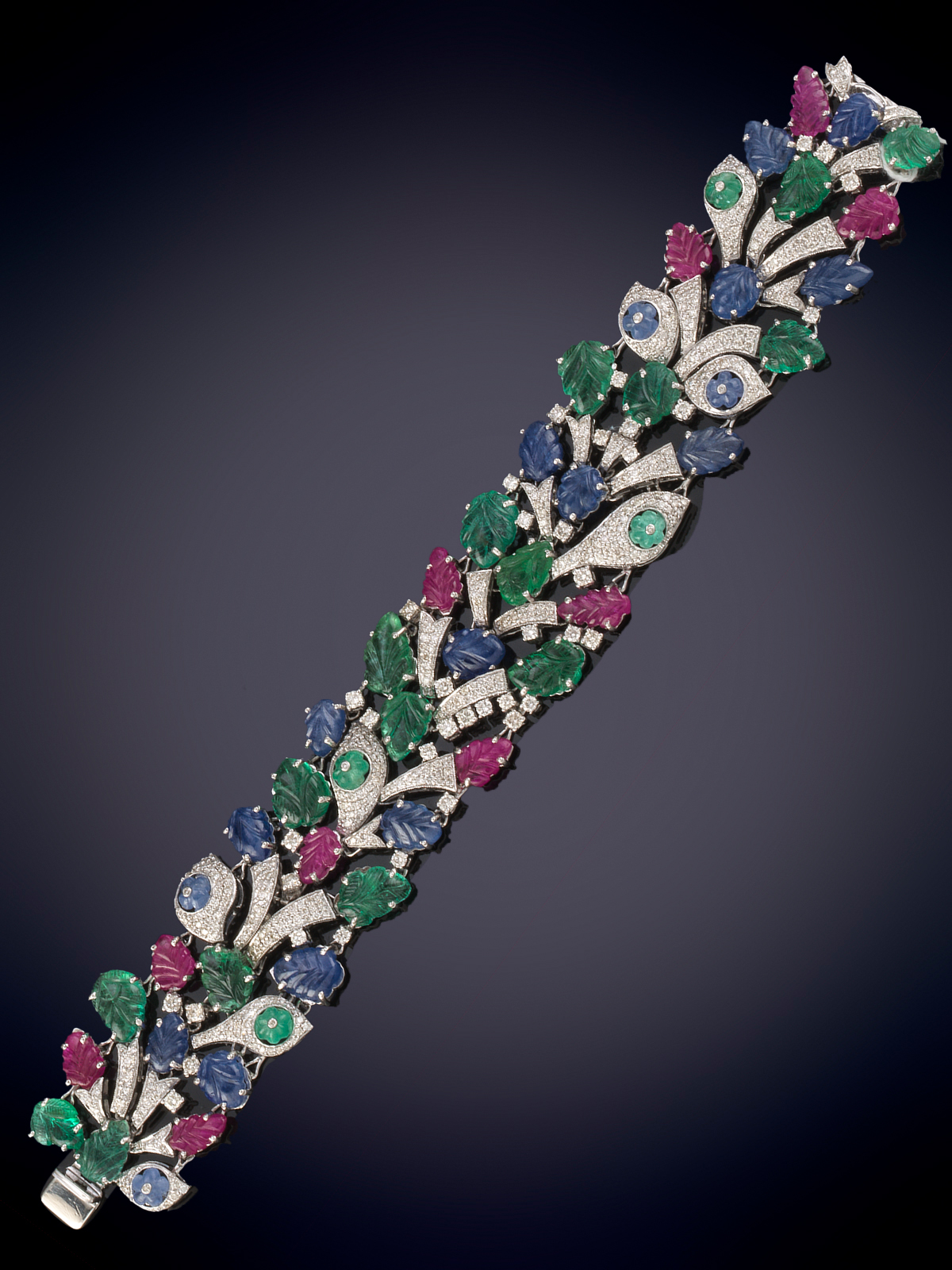 Brazalete Tutti-Frutti de esmeraldas, rubíes y zafiros, exquisitamente tallados; combinados con...