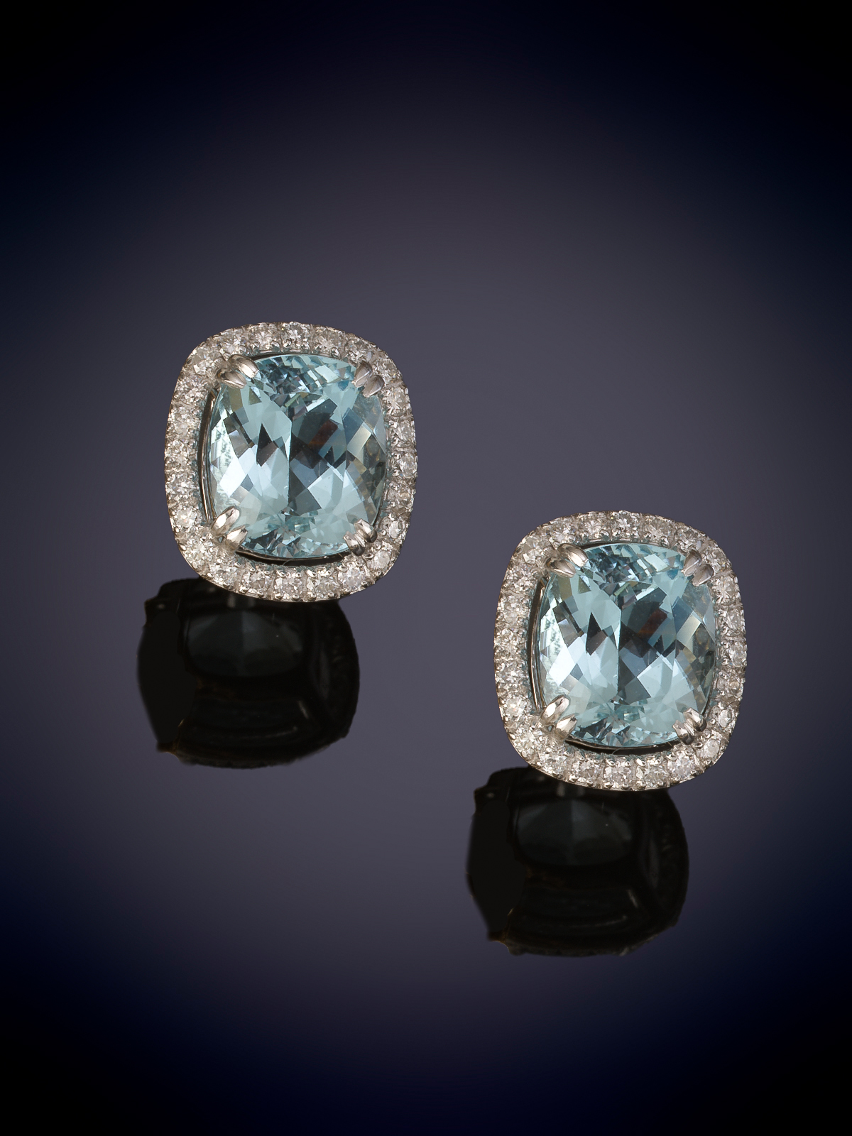 Pendientes de aguamnarina talla cojín orlada de brillantes. Calidad extra.Montura en oro blanco...