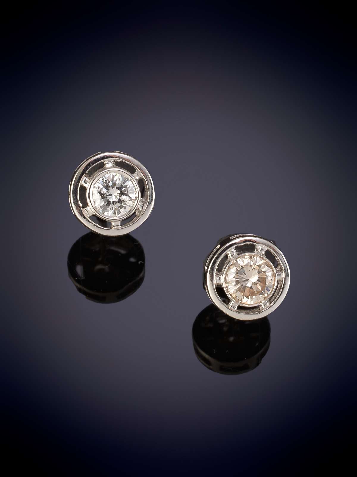 PENDIENTES DE BRILLANTES EN CHATÓN. Montura en oro blanco de 18k.
