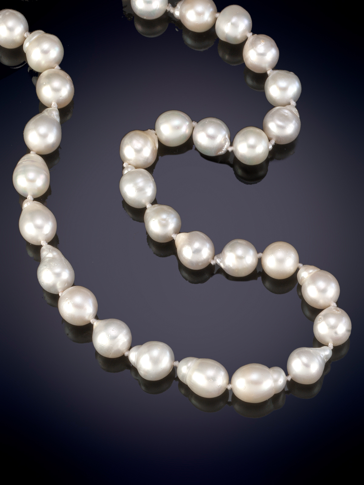 COLLAR DE TREINTA Y SIETE PERLAS  AUSTRALIANAS LIGERAMENTE BARROCAS E INTENSO ORIENTE, CON CIERRE...