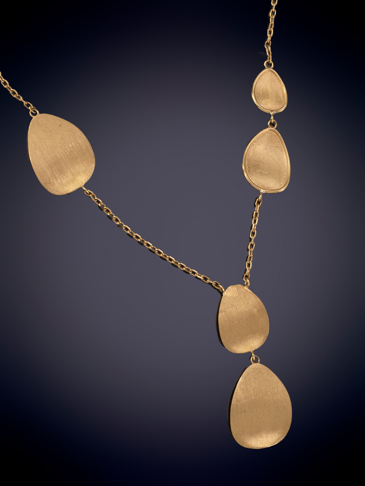 MODERNO COLLAR CON CADENA Y PIEZAS DE FORMA LANCEOLADA, EN ORO AMARILLO DE 18k.