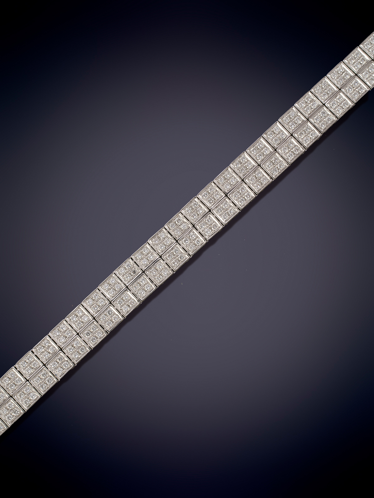 Pulsera articulada compuesta por piezas geométricas con forma de cuadrados, y diamantes naturales...