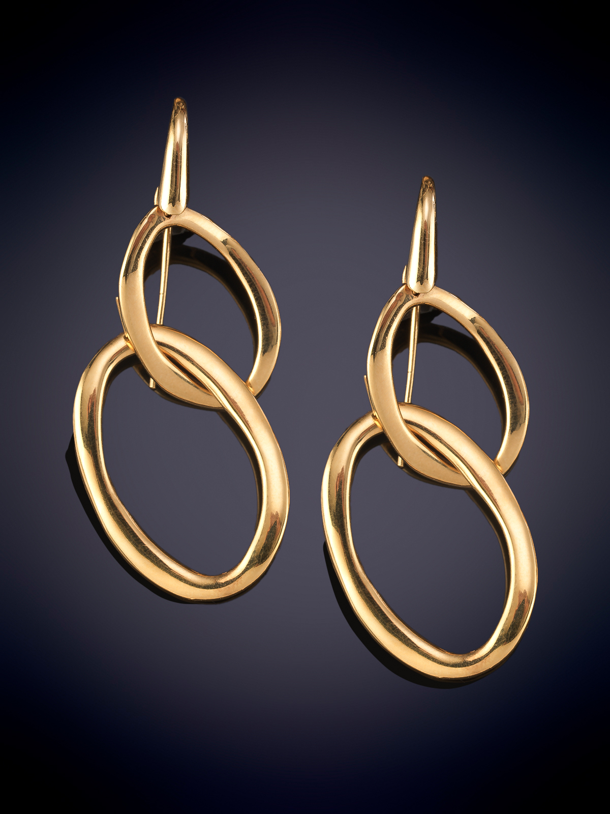 Pendientes largos, compuestos por dos piezas ovales entrelazadas, realizados en oro amarillo de 18...