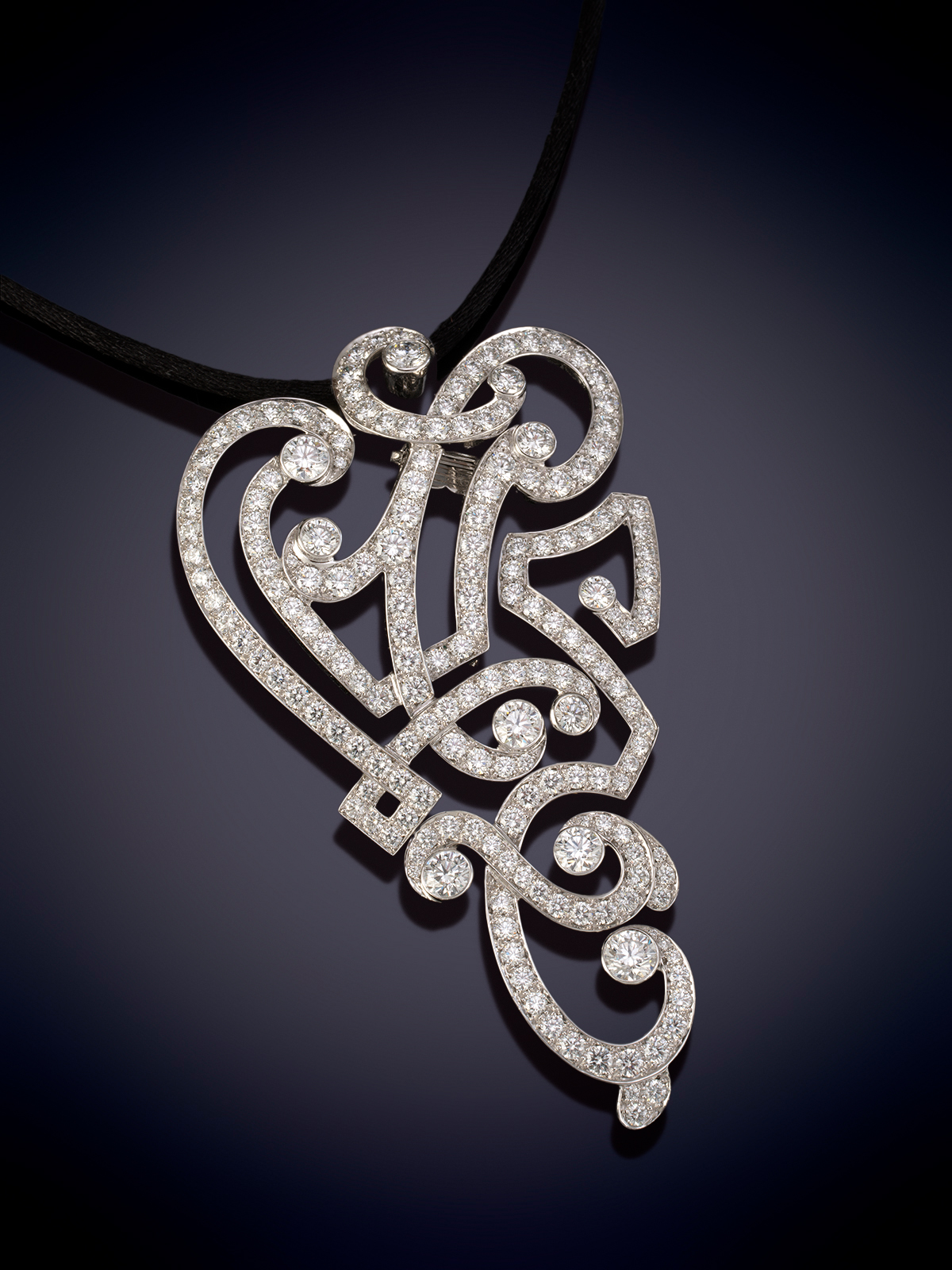 "CARTIER"
Boche- Pendetif de diamantes
Elegante diseño de lineas entrelazadas cuajadas de...