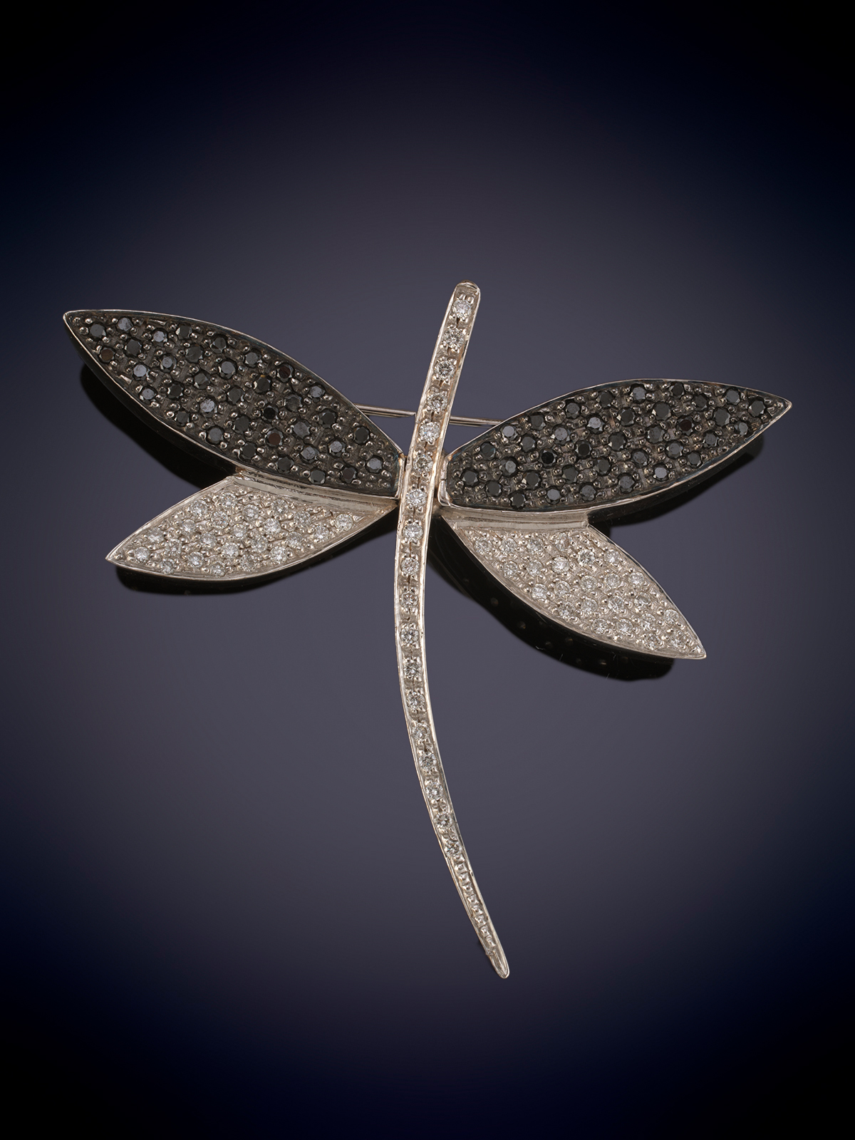 ELEGANTE BROCHE- MARIPOSA DE DIAMANTES BLANCOS Y NEGROS COMBINADOS. Cuajadas las alas y el cuerpo...