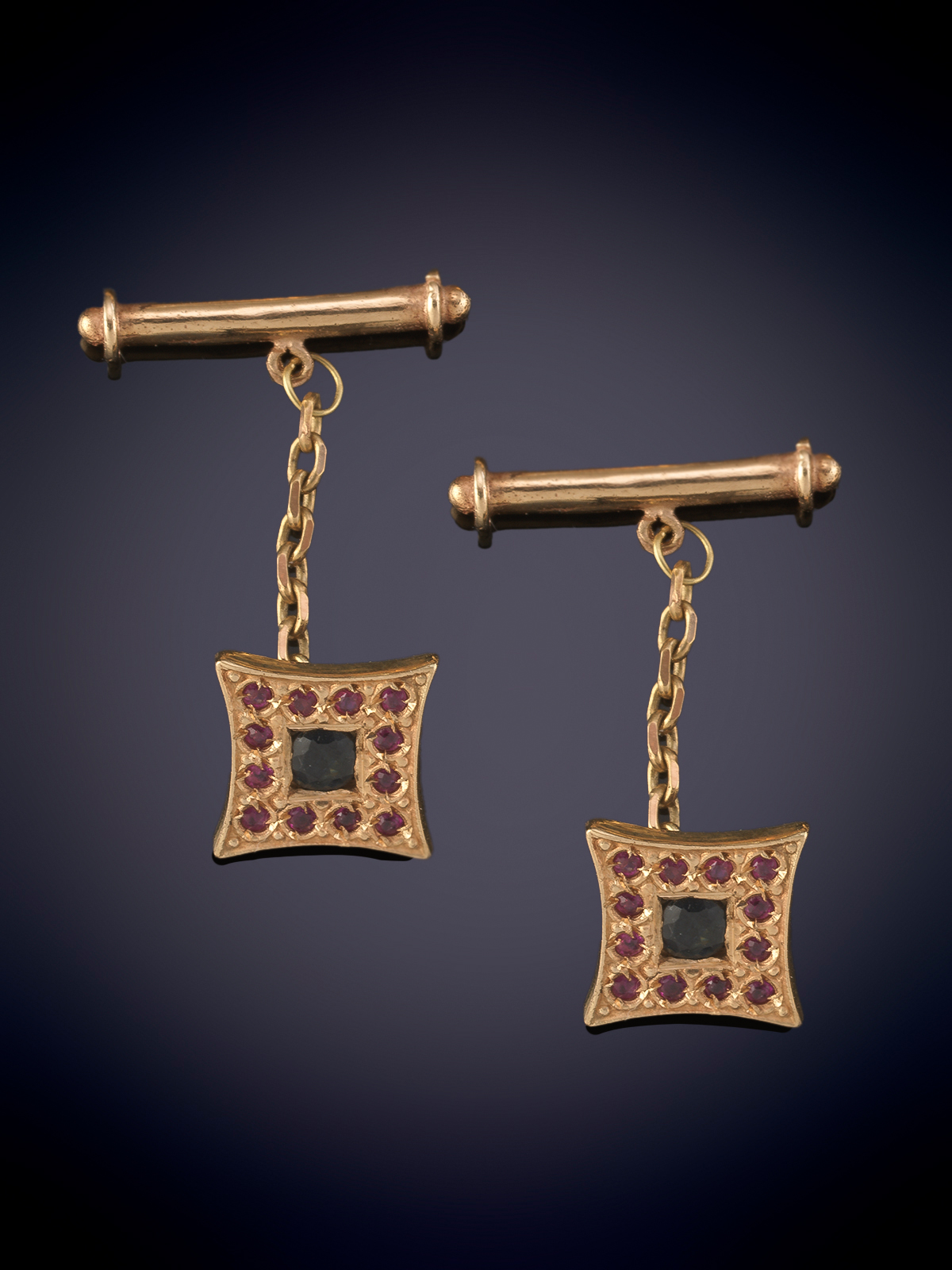 GEMELOS CUADRADOS CON DETALLE DE RUBÍES Y ZAFIROS. Montura de oro rosa de 18k.