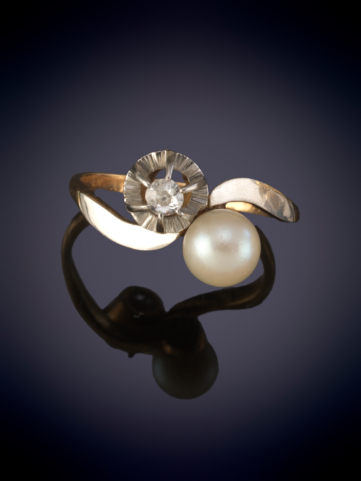 SORTIJA TU Y YO DE DIAMANTE Y PERLA. Montura de garras de oro Blanco de 18k.