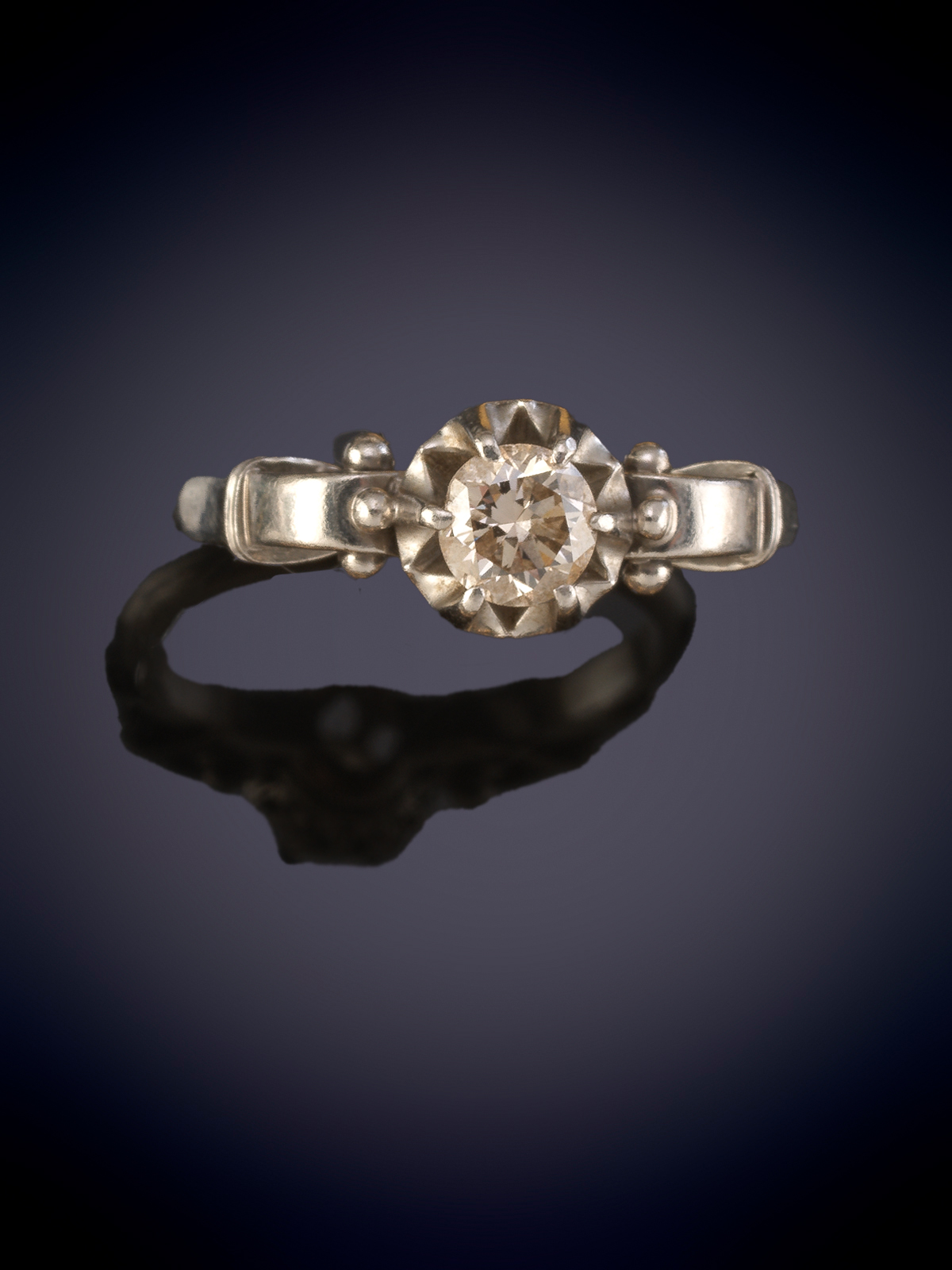 SOLITARIO ANTIGUO CON BRILLANTE DE 0,25 CT. APROX. sobre montura gallonado de oro blanco de 18k.