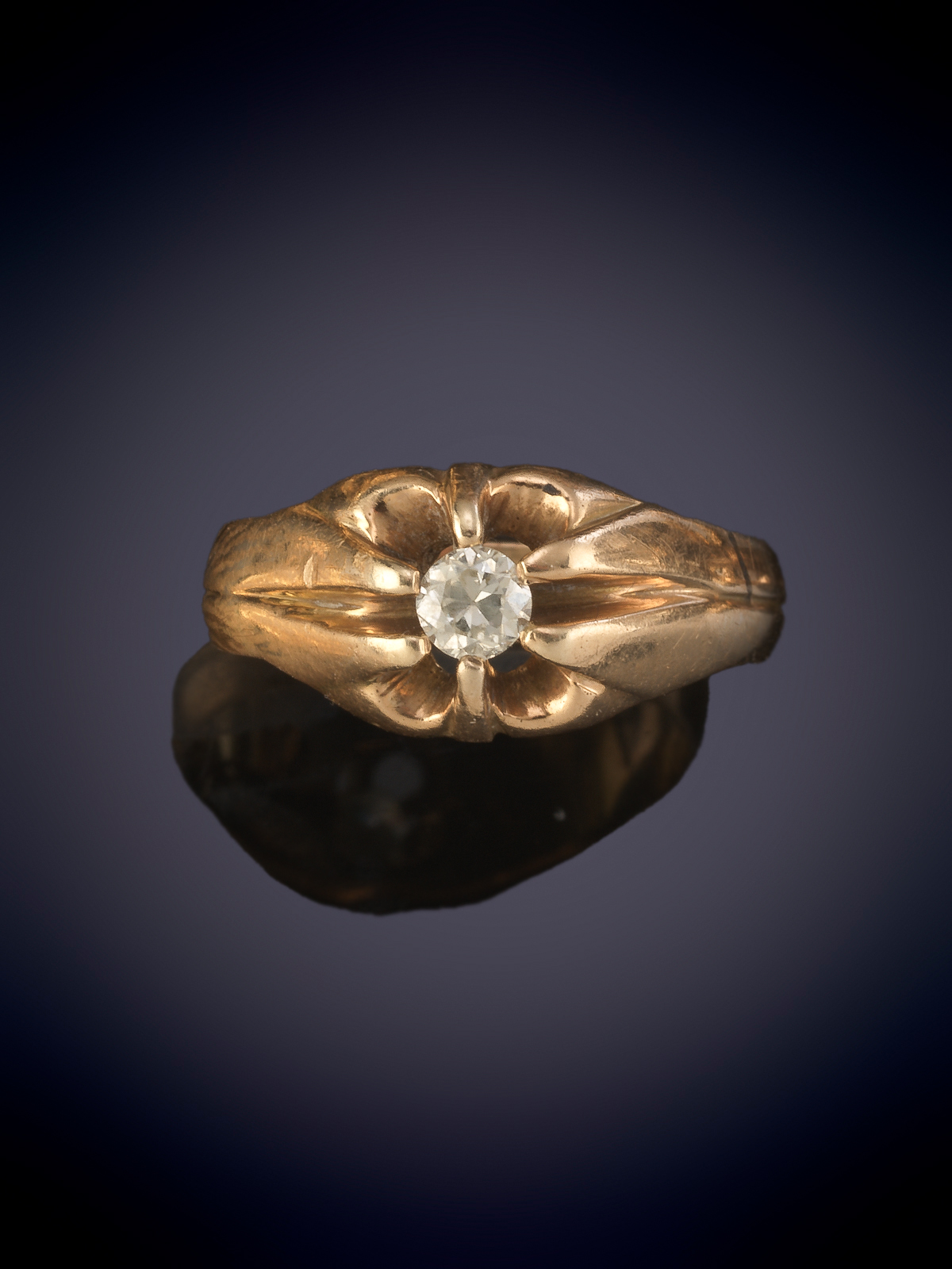 SOLITARIO DE CABALLERO CON BRILLANTE DE 0,10 CT. APROX. sobre ancha montura de garras de oro...